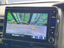 【バックカメラ】駐車時に後方がリアルタイム映像で確認できます。大型商業施設や立体駐車場での駐車時や、夜間のバック時に大活躍！運転スキルに関わらず、今や必須となった装備のひとつです！