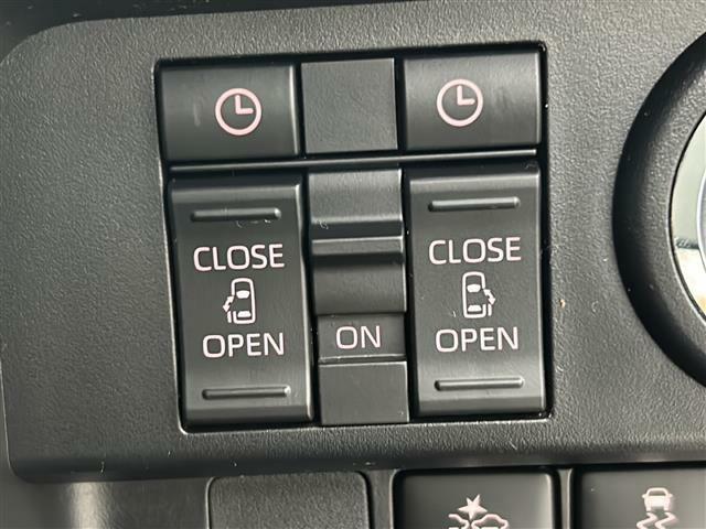 【両側パワースライドドア（ウェルカムオープン機能）】降車時にスイッチで予約しておけば、乗車時にアクセスキーを持ってクルマに近づくだけで、パワースライドドアが自動で解錠しオープンします！