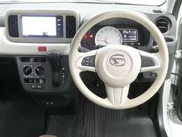 【徹底洗浄クリーニング実施済】運転席からの視界はこんな感じです☆お気軽にご来店いただき、実際に座って是非お確かめください。ドライバーに寄り添う快適な操作フィールをもたらすステアリングです。