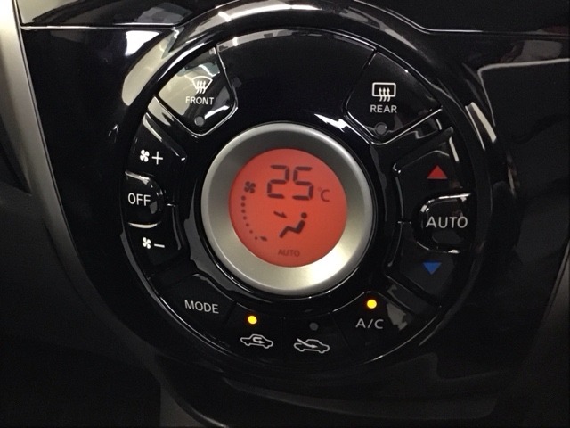 オートエアコン付きです！お好みの温度をセットするだけでエアコンの風量などを自動でコントロール。快適な車内でお過ごしいただけます。