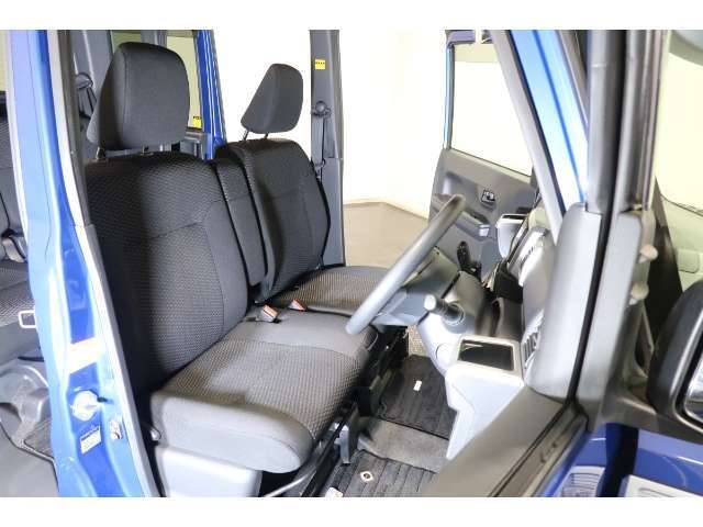 フロントシートはベンチシートタイプ♪　センターには格納式アームレストも付いています！！室内空間は広々で移動も楽々です♪狭い駐車空間など助手席ドアから出たい時にも大変便利ですよ♪