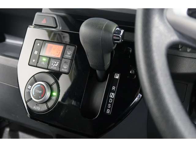 インパネシフトだから視線の移動も少なく足元もスッキリ♪運転席もゆったりしているのでゆとりを持ってドライブできますね！