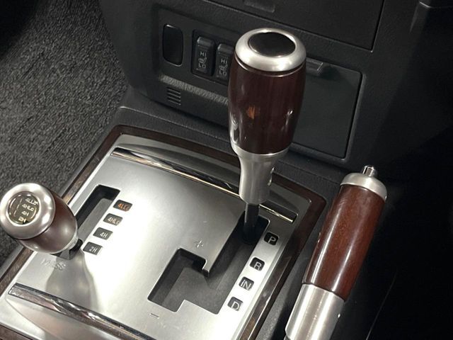 【ドライブモードセレクター】ダイヤル一つで簡単にモード切替が可能♪燃費重視の2WDモードから、雪道や本格的なオフロードでも頼れる4WD　LOCKモードまで、幅広い使い方に対応しています。