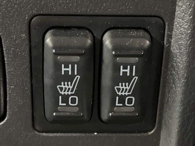 【シートヒーター】寒い日に重宝するシートヒーター！エアコンより早く温まってくれるので寒がりの人も安心ですね♪エアコンの温風は乾燥するから苦手、という方にもをおすすめです。