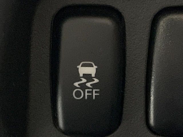 【横滑り防止装置】車両の横滑りを感知すると、自動的に車両の進行方向を保つように車両を制御します。雨の日など滑りやすい路面状況でも安全な運転が可能です。