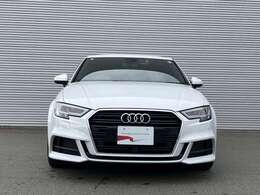 日本人デザイナーの発案によって2005年から採用されている、「シングルフレームグリル」。ひと目でAudiとわかる象徴的なデザインはAudiのブランドイメージを確立しています。