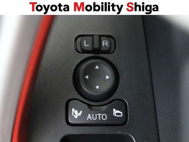 駐車時に便利なスマ-トキ-連動オ-ト格納式ドアミラーを装備しています。施錠すると自動的にドアミラーを格納する便利な機能です！