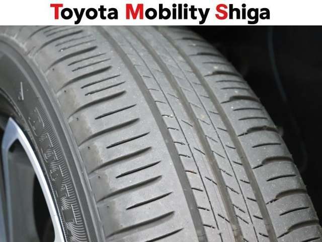 タイヤの残り溝は、2本は5ミリで、もう2本が4ミリです。