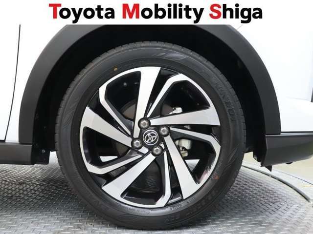 デザイン性にも優れた純正アルミホイールです。