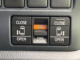 【両側パワースライドドア】スマートキーや運転席のスイッチで後席両側スライドドアの開閉が可能♪電動だから力を入れてドアを開ける必要が無く、小さなお子様でも簡単に開け閉めでき快適です♪