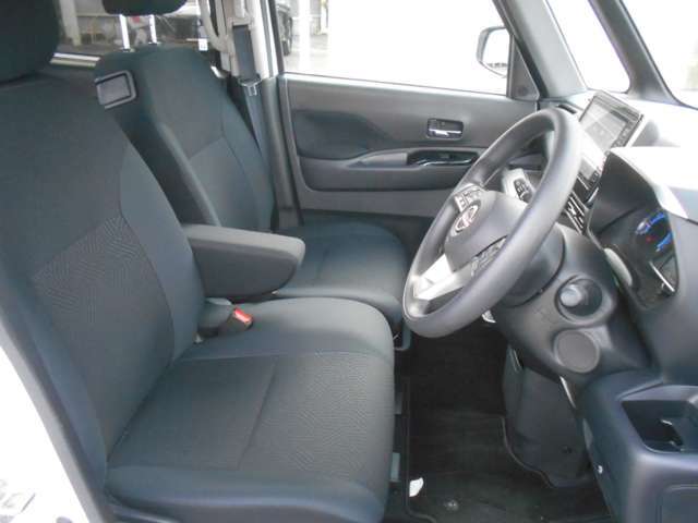 疲れにくいから、いつまでも座っていたくなるフロントシートです。肘掛けもあります。