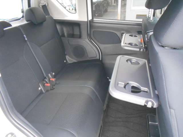 お弁当も置ける大きめのテーブルをご用意飲み物もドリンクホルダーに！更にショッピングバックを吊り下げたりゴミ袋としてビニール袋を活用できる便利なフックもついてます