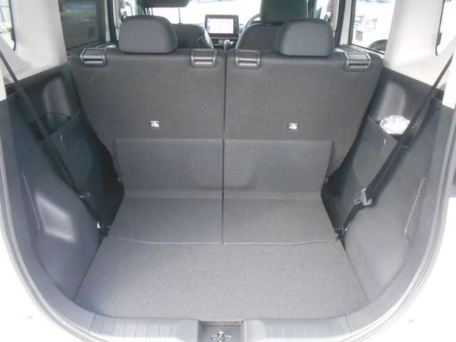 リアシートは5：5分割可倒式を採用。人数や荷物に合わせてシートを自在にアレンジできます！
