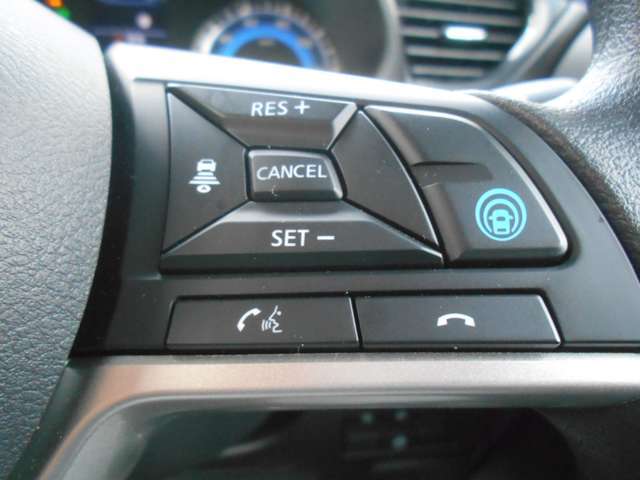 プロパイロットは、運転者が設定した車速を上限に先行車と車速に応じた車間距離を保ちながら、車線中央付近を走行するための運転操作を支援します。