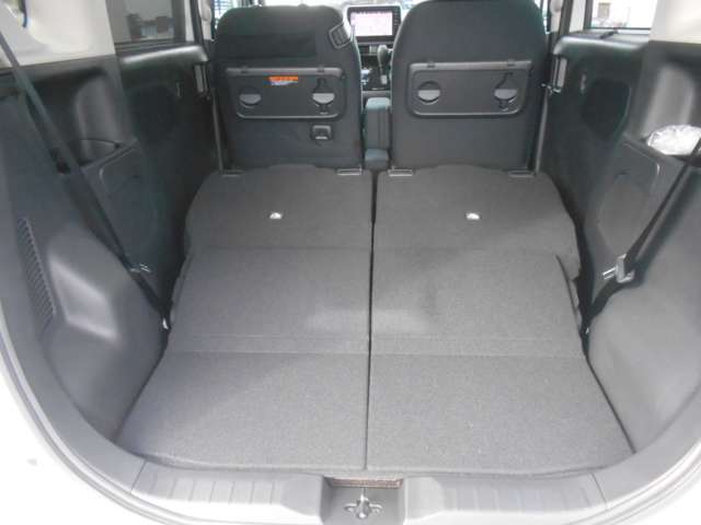 リアシートを両方倒すと更にラゲッジスペースが広がり、長い物も積み込む事が出来ます！