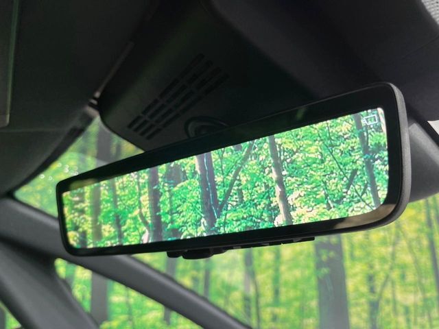 【デジタルインナーミラー】後席の大きな荷物や同乗者で後方が確認しづらい時でも安心！カメラが撮影した車両後方の映像をルームミラー内に表示。クリアな視界で状況の確認が可能です！