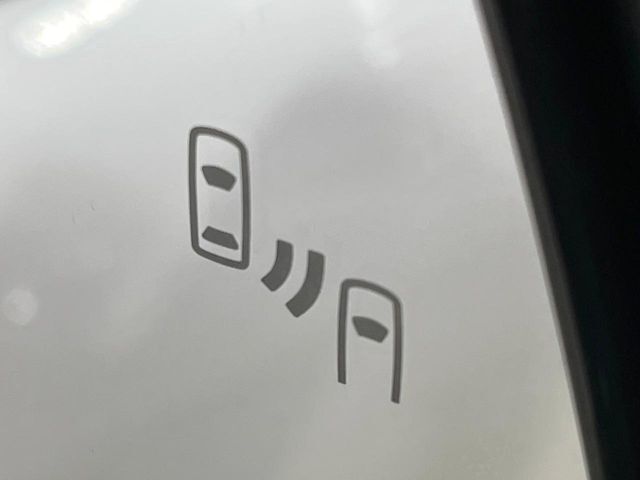 【ブラインドスポットモニター】走行中、ドアミラーの死角になりやすい箇所に後続車が接近するとサイドミラーのレンズに警告を表示！ドライバーに注意喚起をしてくれます。