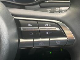 【マツダ・レーダークルーズコントロール】高速道路での長距離走行が楽に！自動で速度を保つクルーズコントロールが、衝突軽減システムと連携し、前方の車両を感知して車間を保つように速度調節してくれます！！