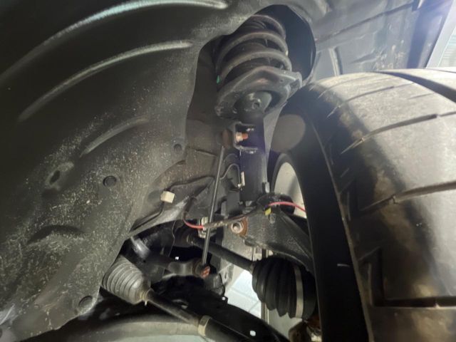 お車を安心してお乗りいただく為には、足回りの定期点検が欠かせません。サービスサポート（有償保証）では無料点検もご提供しており、安心のカーライフをお過ごしいただけるサポート体制が整っています。