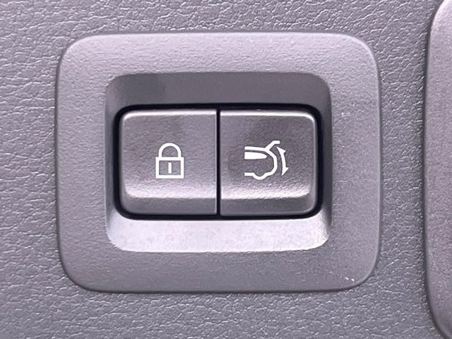 【パワーバックドア】スマートキーや運転席のボタンを押すだけでリアゲートが自動で開閉します！荷物を持っている時や、高い位置にあるバックドアを閉める際に便利な機能です♪