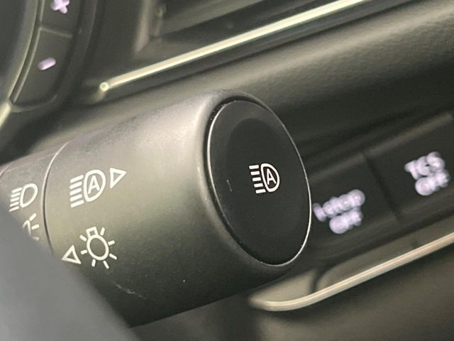 【アダプティブハイビーム】遠くまで明るく照らすハイビームを先行車や対向車に照射しない様、自動で調整！毎回手動で切り替える必要がなく、夜間走行時のストレスも軽減。安全性向上にも寄与します。