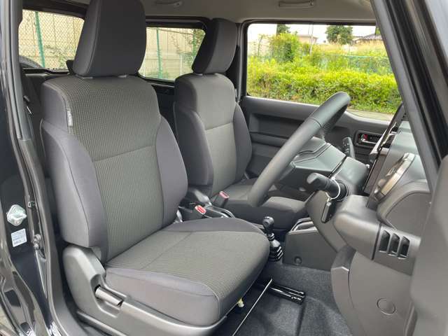 ◆【運転席】座り心地が良いシートなので長時間の運転でも快適にお過ごしいただけます。新品のフロアマットのご注文も可能です。