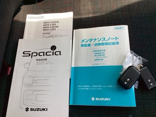 メンテナンスノート【整備記録簿】、取説も揃ってます。スマートキーはバッグなどにしまったままボタン操作でエンジンの始動・停止ができて大変便利です。