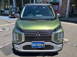 ブランドメッセージDrive your Ambitionを体現した三菱自動車らしいSUVテイストのデザインと新たに採用したHYBRIDシステムによる低燃費で力強い走りを特長としているクロスオーバーモデル「ekクロス」を入荷！