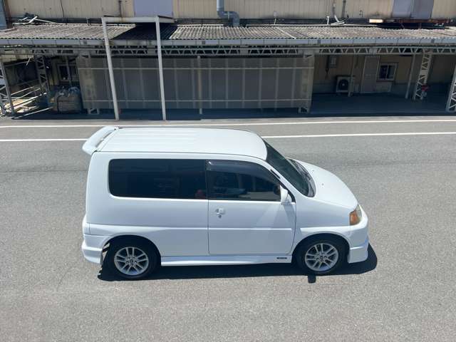 運転席側ドア1枚、助手席側ドア2枚（前後ヒンジタイプ）、リアゲートと合わせて4ドアとなります。