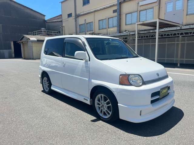 運転席側はドア1枚、助手席側はドア2枚となります。リアゲートと合わせて4ドアとなります。