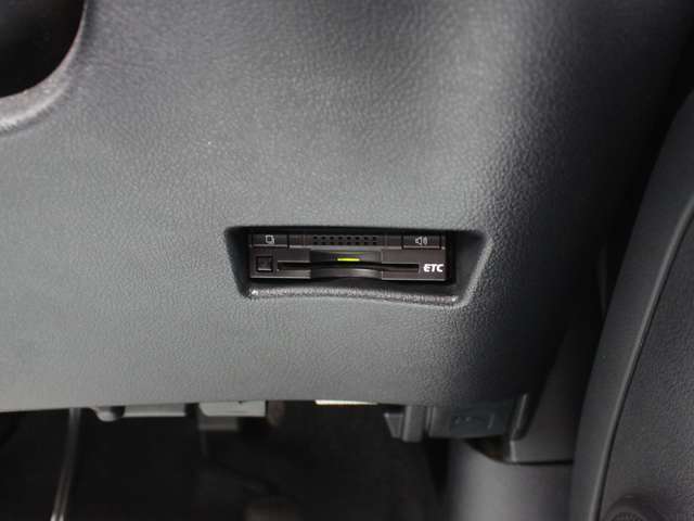 ETCももちろん装備！いまや無い車はないのではないかというくらいですがこちらも例外ではなく装備されております！後からつける手間もお金もかからず高速もスイスイなので友達・家族と遠出も楽しくなるはずです