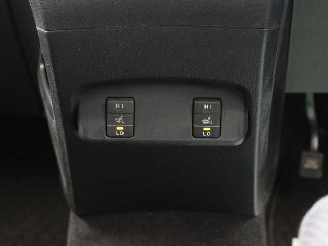 シートヒーターを装備しておりますので冬場でも冷たい思いをしません★暖房より早く温まるので快適です♪