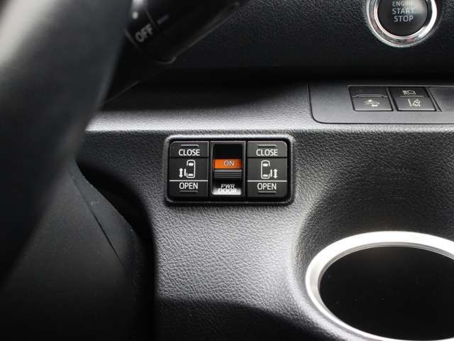 運転席からも操作可能なパワースライドドア！挟み込み防止もあり小さなお子様にも安心★隣のお車を気にすることなく開閉可能なのもうれしいところですね！