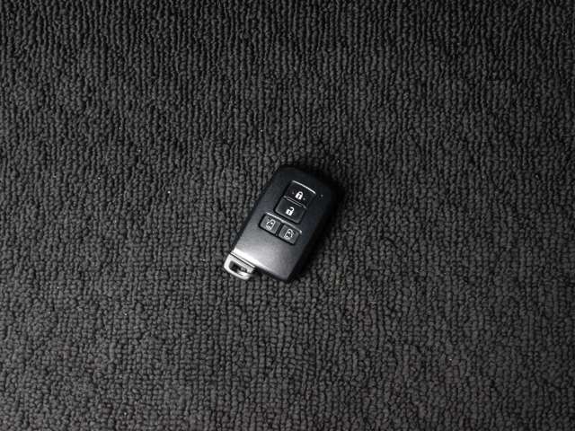 【スマートキー】カバンやポケットに入れたままでもドアの施錠・解錠が可能なスマートキーを装備。エンジンのオン・オフ時もカギを取り出す必要が無いからとっても便利です♪