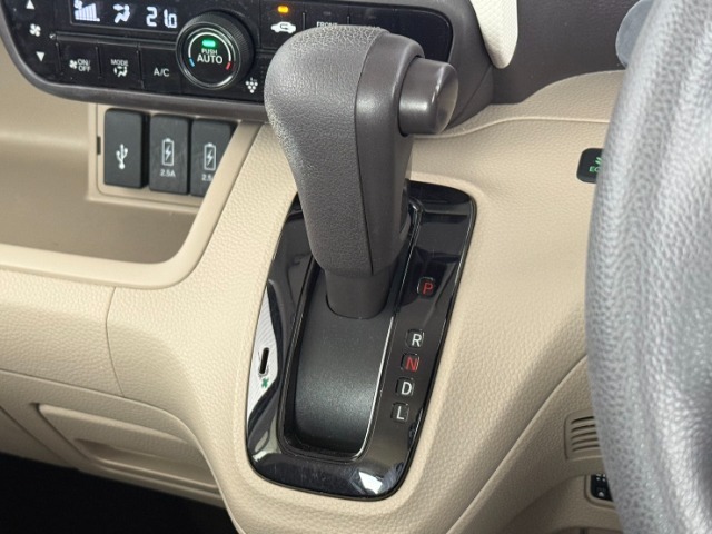 車の操作は分からないという方いらっしゃいませんか？そんな方でも安心して下さい！とっても簡単に操作、運転出来ますので幅広い層のお客様から大人気の一台です！