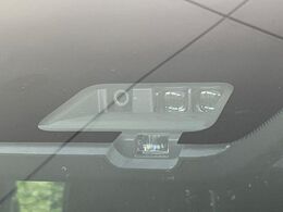 【三菱e-Assist】走行中に前方の車両等を認識し、衝突しそうな時は警報とブレーキで衝突回避と被害軽減をアシスト。より安全にドライブをお楽しみいただけます。