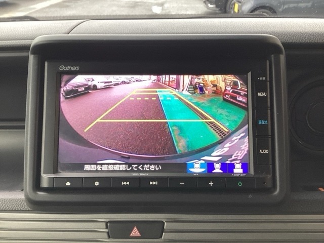 運転が苦手な方も車庫入れラクラクです！ギアをリバースに入れれば自動的にモニターが切り換わりますので、面倒な操作は不要です。狭い駐車場もお車を傷つけず安心です！
