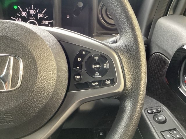 Hondaセンシングの機能のひとつ、アダプティブクルーズコントロール付！アクセルから足を離しても設定したスピードと前車との車間を保ち走行してくれます！車線維持もアシスト☆高速道路で疲労軽減ですね☆