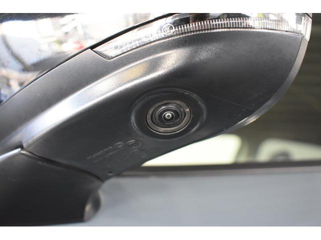 助手席側ドアミラーに装着されたカメラの映像をディスプレイに表示。自車の助手席側前方の様子が確認でき、狭い道への進入やすれ違い、道路端への幅寄せ駐車などをより安心して行うことができます。