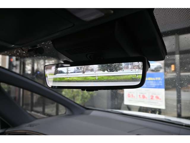 ■雨の日もゆっくりご覧いただけます■お車を屋内展示しておりますので、雨の日でも快適にゆっくりとご覧いただきながらご商談させて頂けます。