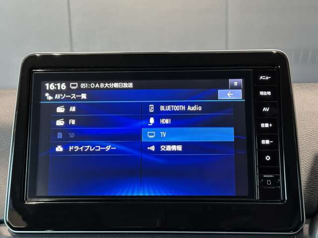 メモリーナビを搭載。楽しいドライブにナビは欠かせませんよね。Bluetoothも当然付いています♪好きな音楽を聴きながら今まで行ったことの無いところに行ってみませんか？