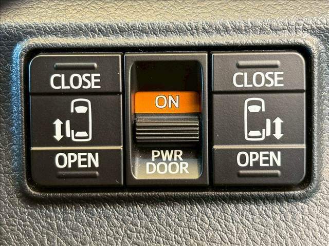 【両側電動スライドドア】運転席よりボタンひとつで開閉可能なスライドドアです。雨の日のお迎えなどに役立ちますね。