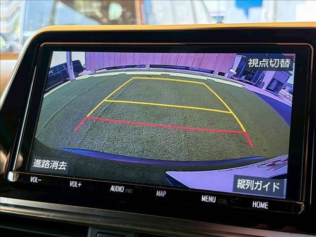【カラーバックモニター】を装備しております。リアの映像がカラーで映し出されますので日々の駐車で安心安全です。
