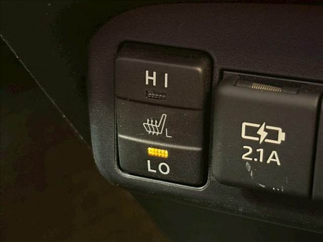 【シートヒーター】を前席左右と後席にも装備してます。冬場はエアコンの温度設定を低めにでき、身体の芯からポカポカになります。