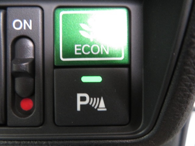 パーキングセンサーや燃費を抑えるECON等のスイッチ類は運転席の右側、手の届きやすい位置にあります。