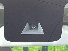 【三菱e-Assist】走行中に前方の車両等を認識し、衝突しそうな時は警報とブレーキで衝突回避と被害軽減をアシスト。より安全にドライブをお楽しみいただけます。