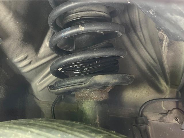 お車を安心してお乗りいただく為には、足回りの定期点検が欠かせません。サービスサポート（有償保証）では無料点検もご提供しており、安心のカーライフをお過ごしいただけるサポート体制が整っています。