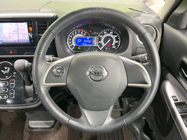 インテリアに合わせたデザインのステアリングは、運転される方のことも考え、運転しやすい形状、大きさです。是非一度、実際に触ってお確かめください。