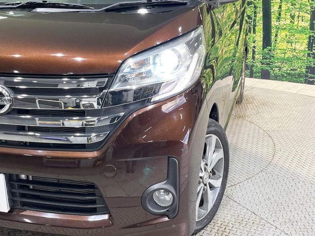 【HIDヘッドライト】非常に明るく前方を照らしてくれるので、悪天候や夜間の走行時も視界良好で安心してお乗りいただけます。