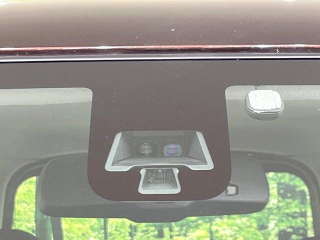 【エマージェンシーブレーキ】走行中に前方の車両等を認識し、衝突しそうな時は警報とブレーキで衝突回避と被害軽減をアシスト。より安全にドライブをお楽しみいただけます。